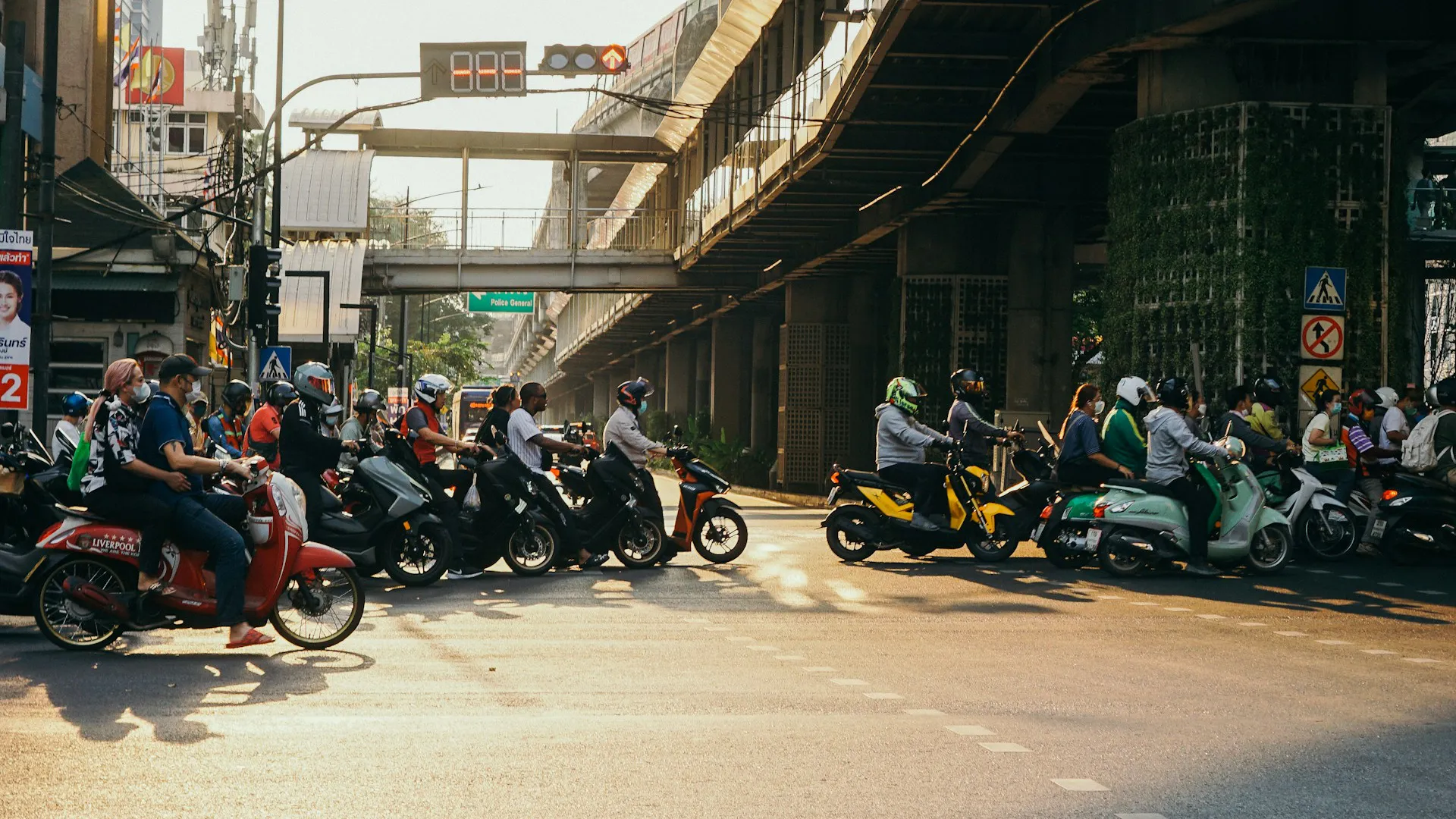 Thailand strammer inn hjelmpåbudet